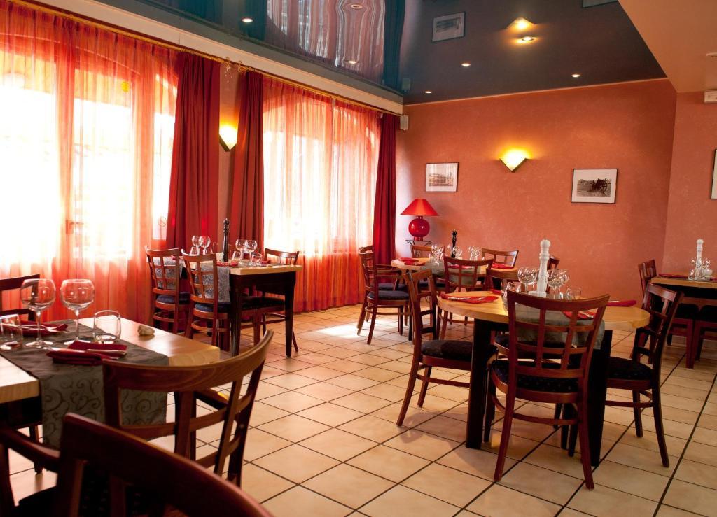 Sévérac-le-Château Citotel Hotel Le Commerce מראה חיצוני תמונה